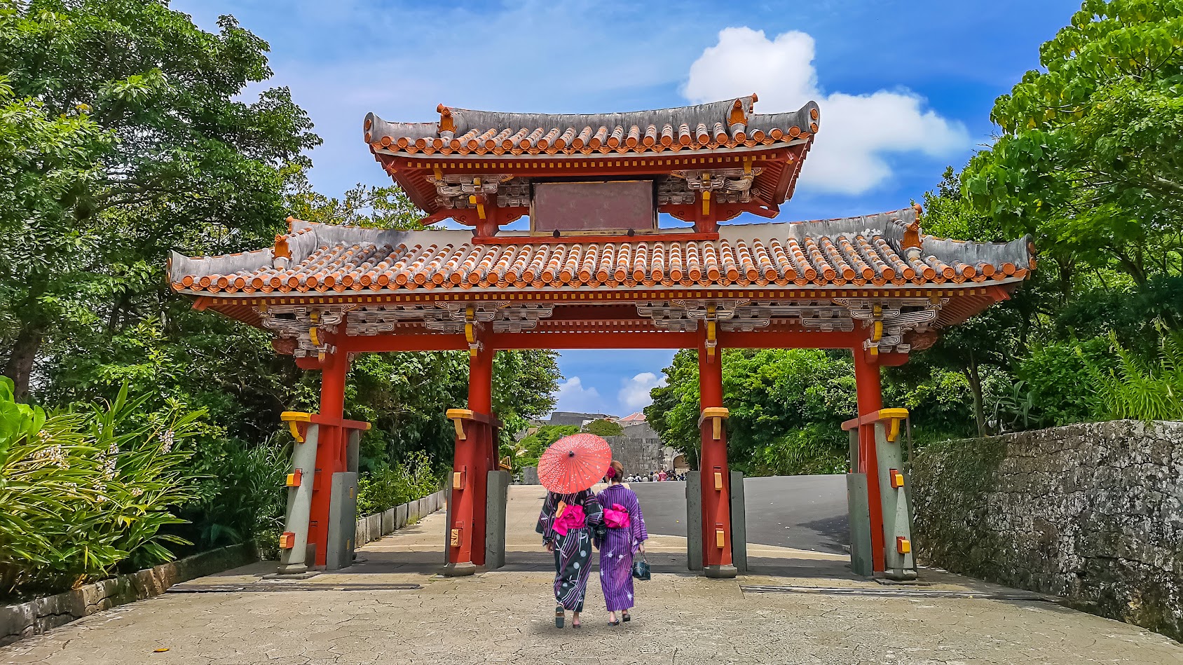 Walking tour of Okinawa's finest attractions